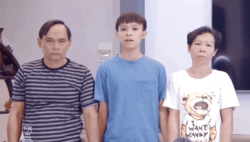 Netizen soi loạt điểm bất thường trong clip Hồ Văn Cường xin lỗi: Con trai mắt đảo liên tục, cứng đờ gượng gạo, bố mẹ thái độ lạ - Ảnh 5.