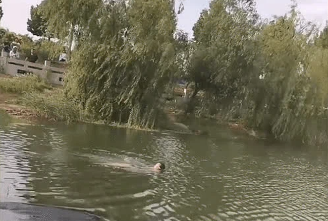 Đội cứu hộ cứu người đuối nước, một phụ nữ bỗng nhảy xuống hồ - Ảnh 3.