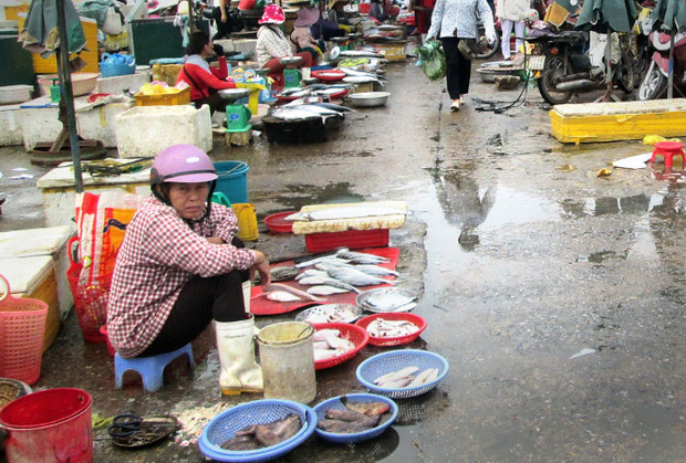 Nhóm thanh niên bắt được con cá hình thù kỳ lạ liền thả đi ngay, người hiểu chuyện lập tức khen ngợi vì họ kịp giữ được cái mạng - Ảnh 1.