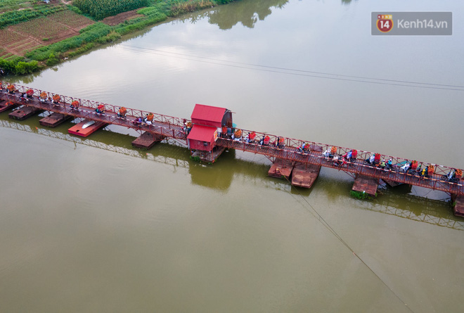 Bắc Giang: Kiếm tiền triệu từ việc đẩy xe chở vải lên dốc cầu phao trong mùa thu hoạch - Ảnh 17.