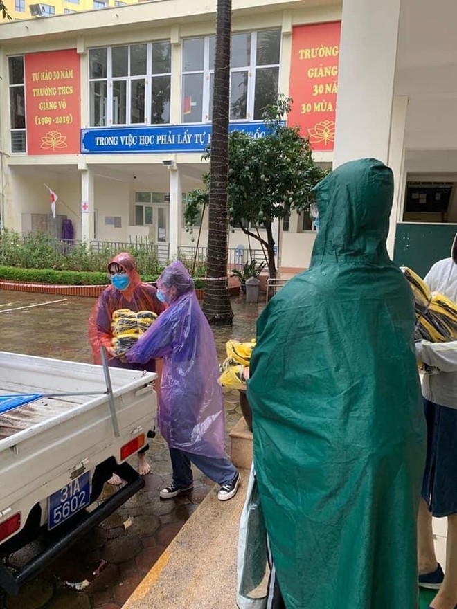 Hà Nội: Kịp thời tặng 100 bộ đồng phục cho thí sinh ướt sạch vì mưa lớn đúng giờ thi lớp 10 - Ảnh 1.