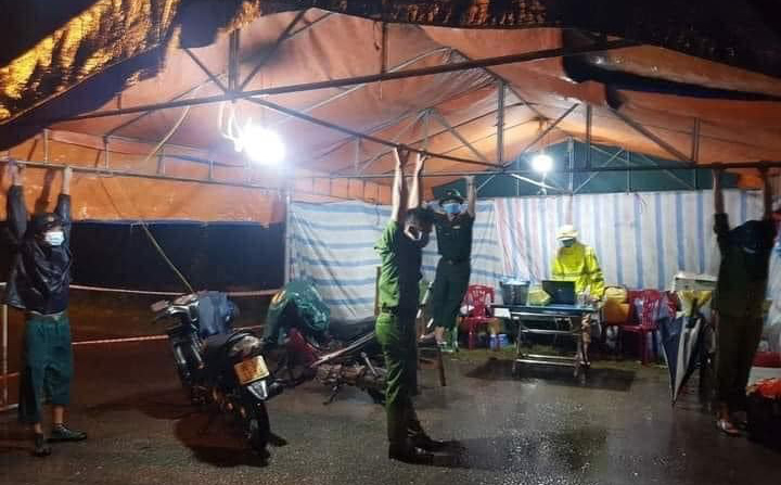 Bão về, các chiến sĩ đu người bám lấy các thanh sắt để không bay chốt kiểm dịch làm dân mạng xót xa