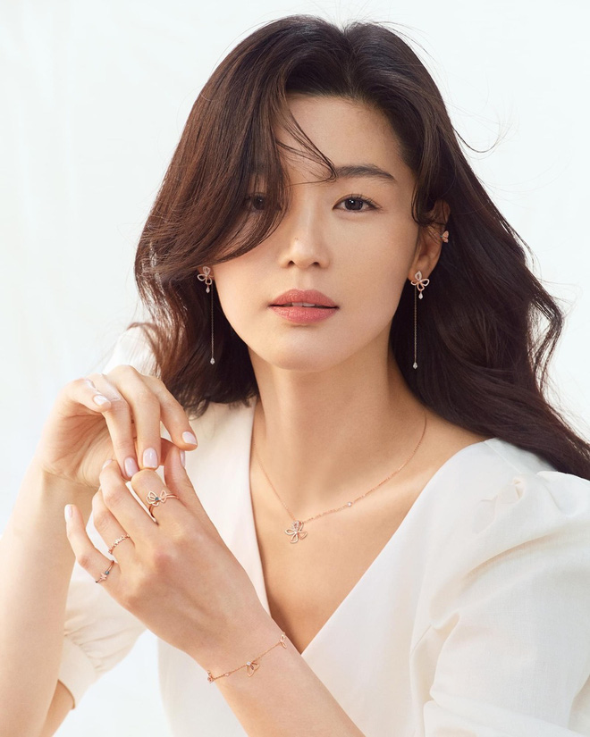 Song Hye Kyo bất ngờ được CEO của đối thủ không đội trời chung Jeon Ji Hyun tặng quà, có âm mưu gì đây? - Ảnh 2.