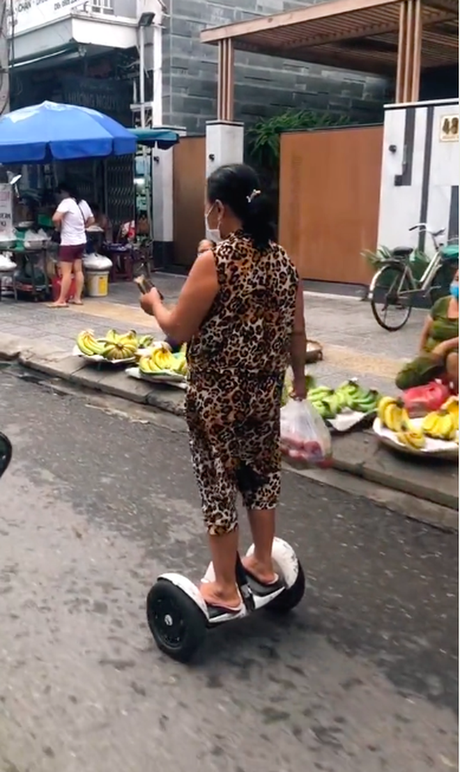Bà cô chịu chơi nhất Việt Nam: Đi chợ bằng xe điện thăng bằng giá cả triệu 1 chiếc, Ninja Lead còn phải gọi bằng cụ! - Ảnh 3.