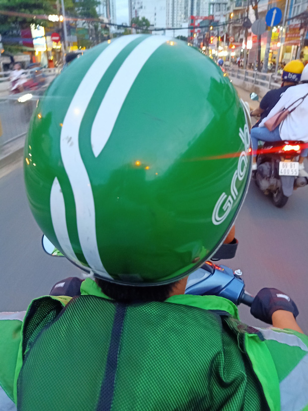  Anh GrabBike ngỏ ý về những cuốc xe miễn phí chở tình nguyện viên đến điểm dịch: “Coi như cho anh góp chút sức, để hỗ trợ nước mình” - Ảnh 1.