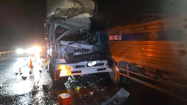 Xe tải tông nhau trên cao tốc TPHCM - Trung Lương, 2 người thương vong - Ảnh 1.