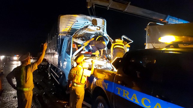 Xe tải tông nhau trên cao tốc TPHCM - Trung Lương, 2 người thương vong - Ảnh 2.