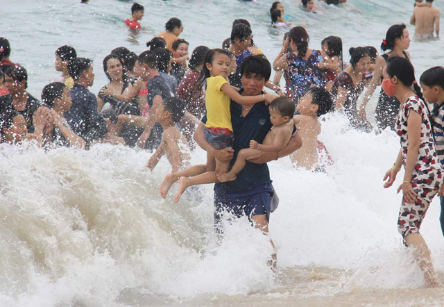 Quảng Ngãi: Khuyến cáo không tập trung đông người tắm biển lấy hên trong Tết Đoan Ngọ - Ảnh 2.