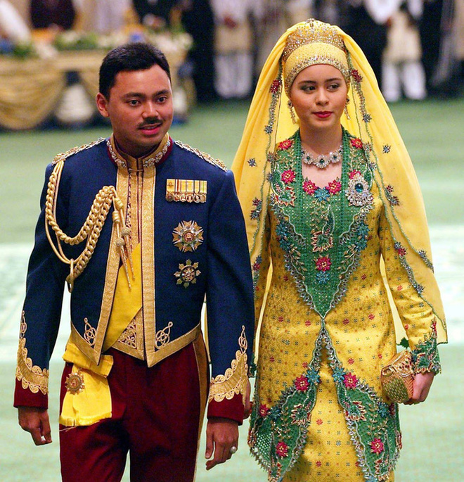 17 tuổi từ thường dân bỗng thành vợ Thái tử, “nàng Lọ lem đẹp tựa tiên nữ” của Hoàng gia Brunei giờ ra sao sau 17 năm? - Ảnh 1.