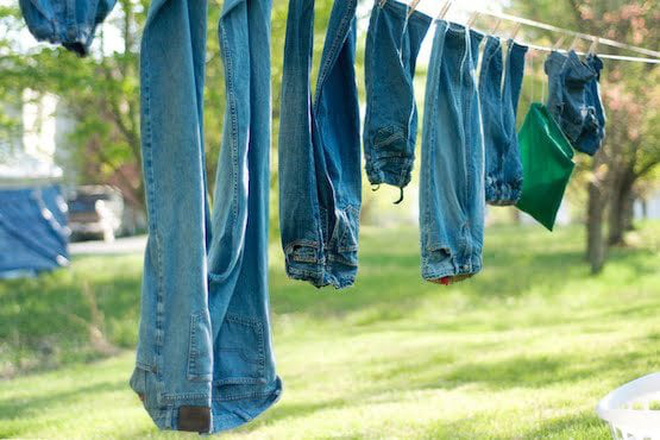 Để tránh tình trạng ướt như chuột sau khi dính mưa, đây là 5 tips cơ bản để làm khô cấp tốc quần áo của bạn - Ảnh 7.