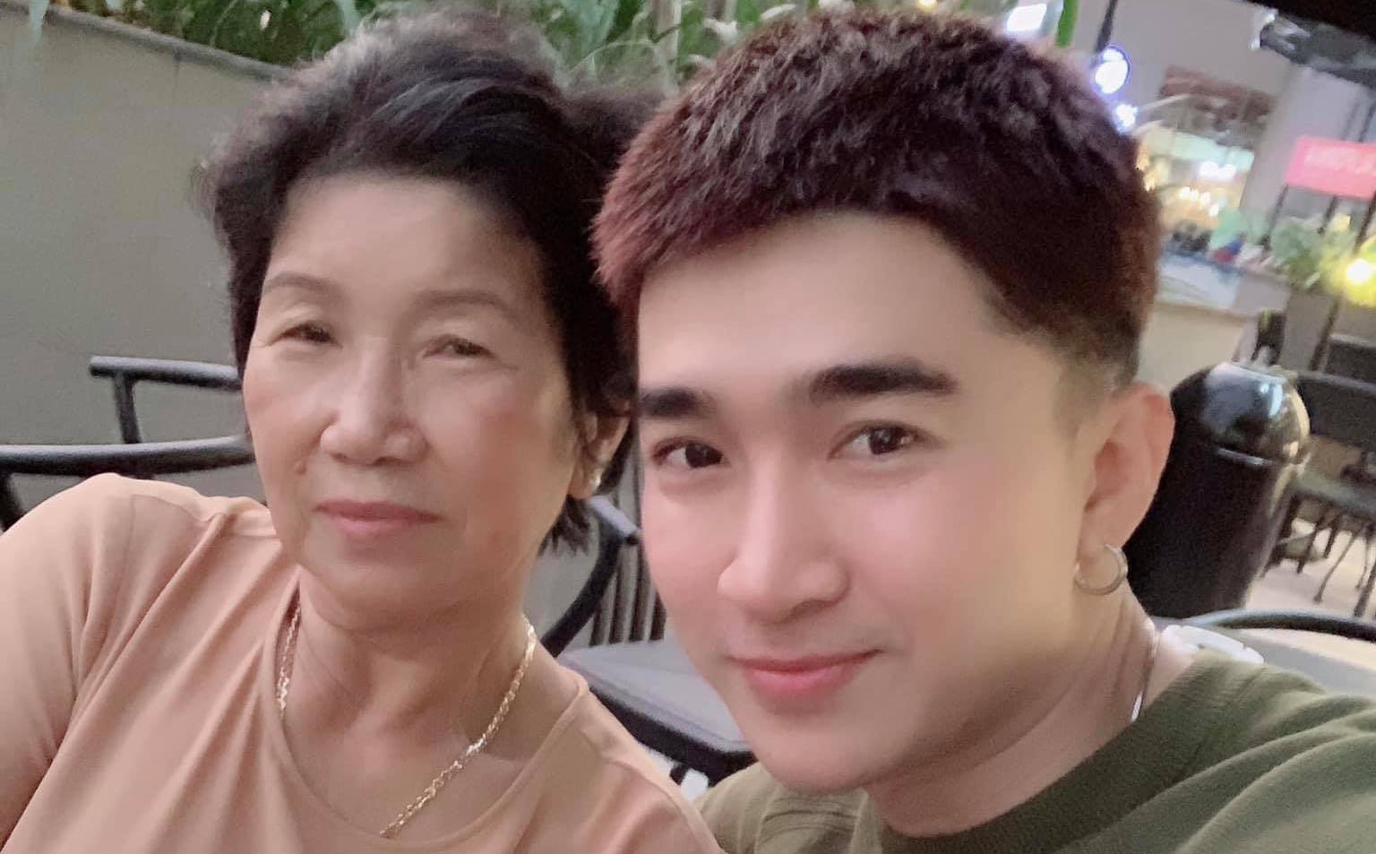 Ca sĩ Chi Dân: Con nhớ mẹ đến đau lòng