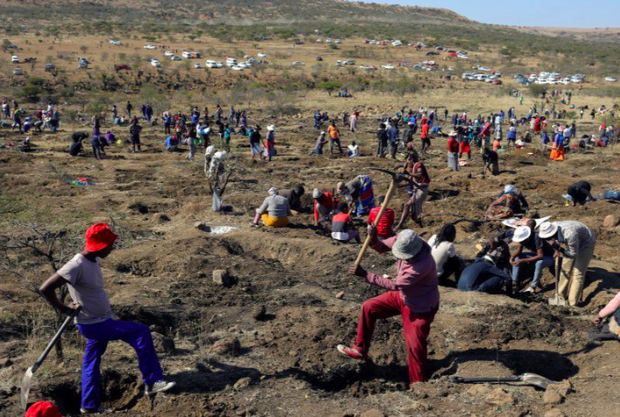 Dân đổ xô đến ngôi làng Nam Phi tìm vận may sau phát hiện bất ngờ - Ảnh 1.