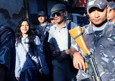 Cuộc đời ly kỳ của sát thủ gốc Việt Charles Sobhraj: Lưới trời lồng lộng - Ảnh 2.
