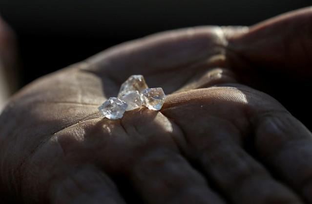 Cơn sốt kim cương ập đến ngôi làng Nam Phi sau phát hiện về đá lạ - Ảnh 1.