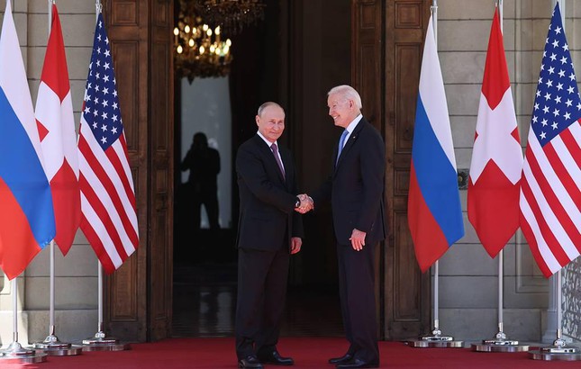 Nhìn gần cái bắt tay được cả thế giới dõi theo của hai ông Putin - Biden  - Ảnh 2.