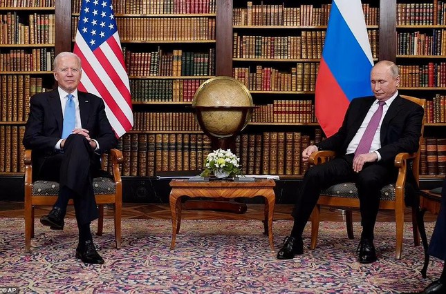  Nhìn gần cái bắt tay được cả thế giới dõi theo của hai ông Putin - Biden  - Ảnh 17.