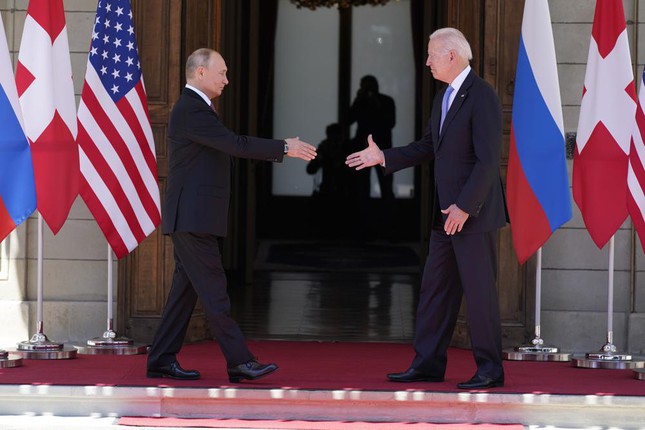  Nhìn gần cái bắt tay được cả thế giới dõi theo của hai ông Putin - Biden  - Ảnh 3.