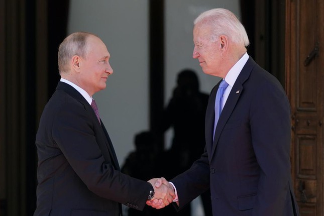  Nhìn gần cái bắt tay được cả thế giới dõi theo của hai ông Putin - Biden  - Ảnh 5.