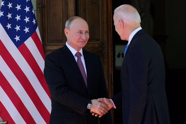  Nhìn gần cái bắt tay được cả thế giới dõi theo của hai ông Putin - Biden  - Ảnh 6.