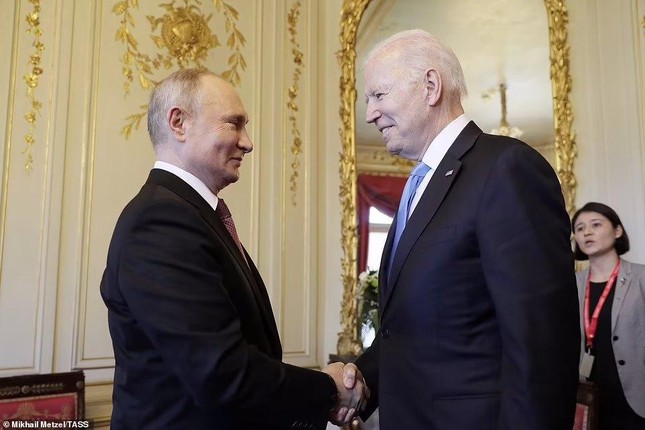  Nhìn gần cái bắt tay được cả thế giới dõi theo của hai ông Putin - Biden  - Ảnh 7.