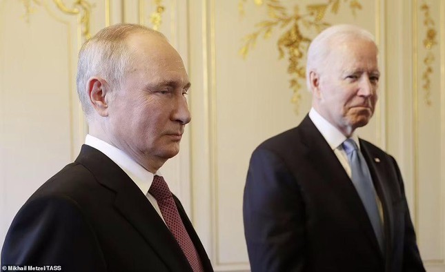  Nhìn gần cái bắt tay được cả thế giới dõi theo của hai ông Putin - Biden  - Ảnh 10.