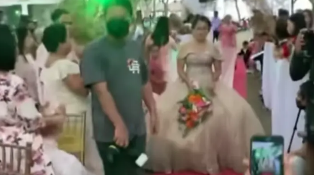 Đang đám cưới, một người đàn ông lồm cồm chui ra từ váy cô dâu khiến khách mời xanh mặt, nguyên nhân đằng sau dở khóc dở cười - Ảnh 4.