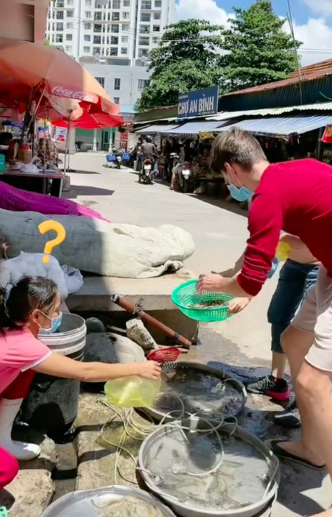 Nghe lời vợ Việt, anh chồng người Nga đi mua tôm theo kiểu “chắc cú”, chị bán hàng xem xong vừa ngượng vừa buồn cười - Ảnh 2.