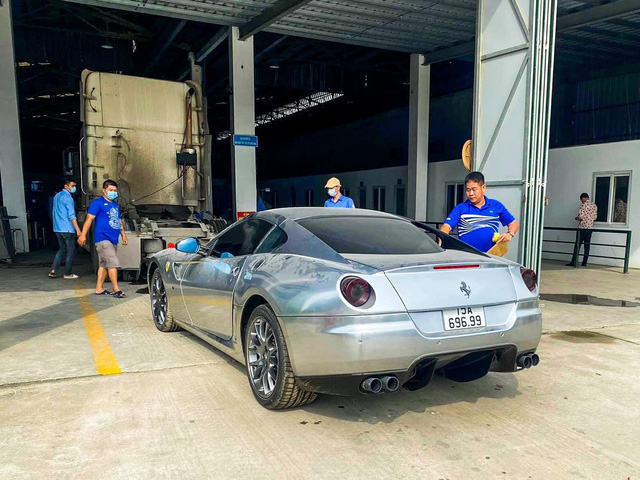 Xuất hiện nhiều hình ảnh cho thấy Ferrari 599 GTB vừa về Việt Nam có những trang bị lạ lùng, khác chiếc từng của đại gia cà phê Đặng Lê Nguyên Vũ - Ảnh 1.