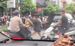 2 người đàn ông đấm bốc giữa phố Hà Nội, sự xuất hiện của một bà chị liền dẹp yên mọi xích mích