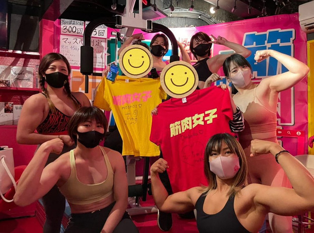 Quán bar độc đáo dành cho các fan thể hình tại Nhật Bản với dàn nữ phục vụ cơ bắp - Ảnh 1.
