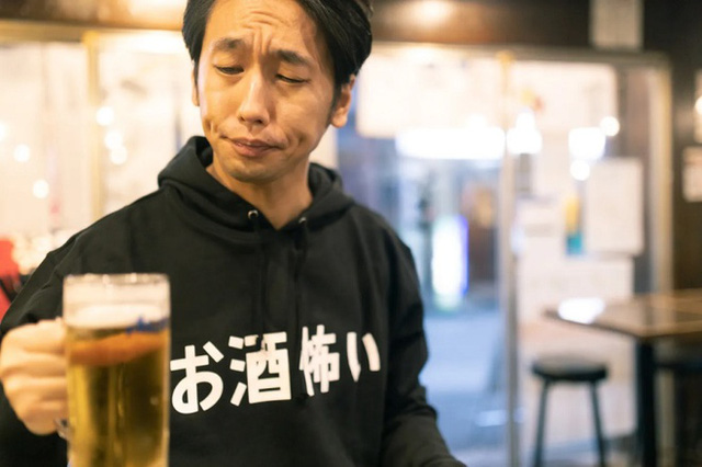 Chiêu marketing lạ đời của một quán rượu Nhật Bản: Mở dịch vụ trông chồng/bạn trai cho phái đẹp - Ảnh 1.
