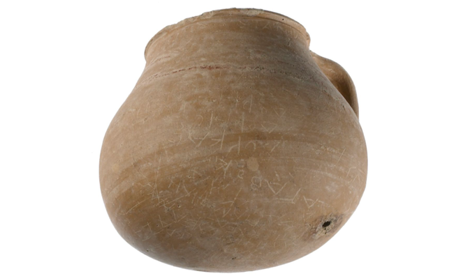 Phát hiện chiếc bình gốm 2.300 năm tuổi ẩn giấu lời nguyền tác động lên ít nhất 55 người - Ảnh 1.