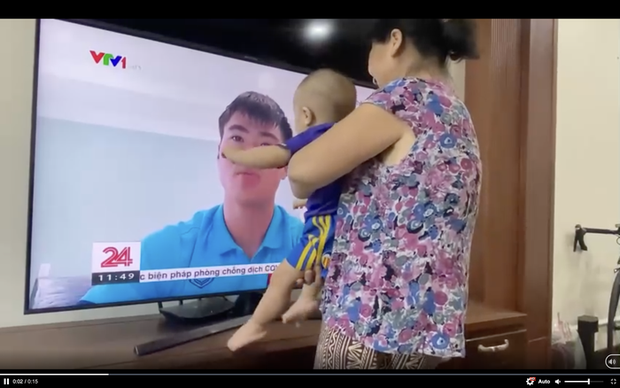 Xúc động hình ảnh con trai Duy Mạnh sà vào màn hình tivi ôm lấy bố - Ảnh 1.