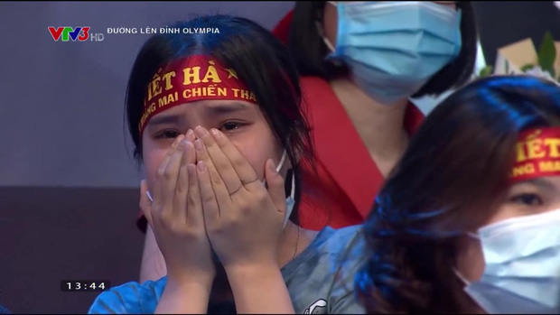 Nam sinh Nghệ An đổ rạp xuống sàn, khóc nức nở khi bị loại khỏi trận chung kết năm Olympia vì lý do không tưởng - Ảnh 5.