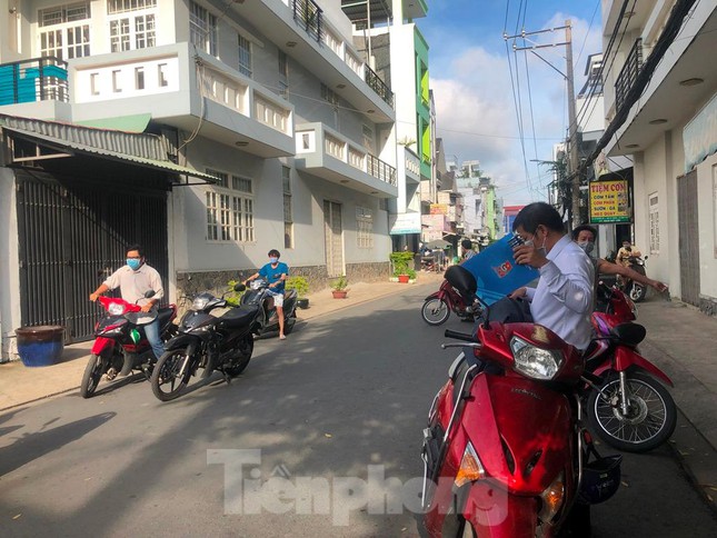  Người dân trong khu phong tỏa: Tôi chưa kịp xin công ty cho nghỉ  - Ảnh 6.