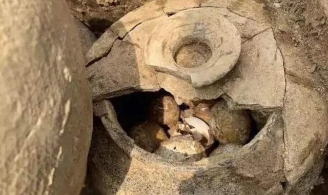 Xuất hiện “trứng nghìn năm” trong lăng mộ khiến nhà khảo cổ điên đầu: Bí mật ở đây là gì? - Ảnh 2.