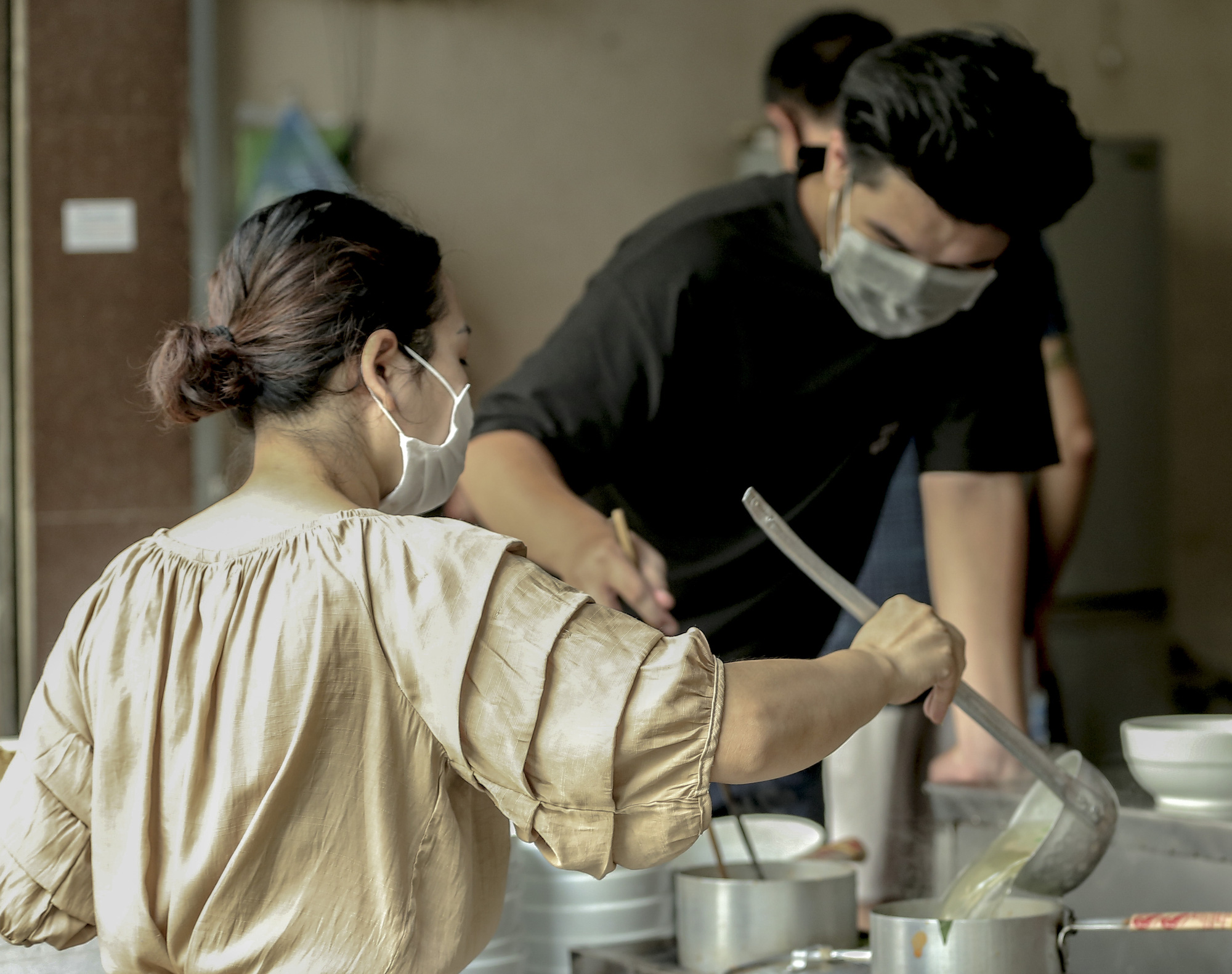 Hà Nội: Quán ăn, cà phê, tiệm tóc nhộn nhịp trong ngày đầu hoạt động trở lại - Ảnh 3.