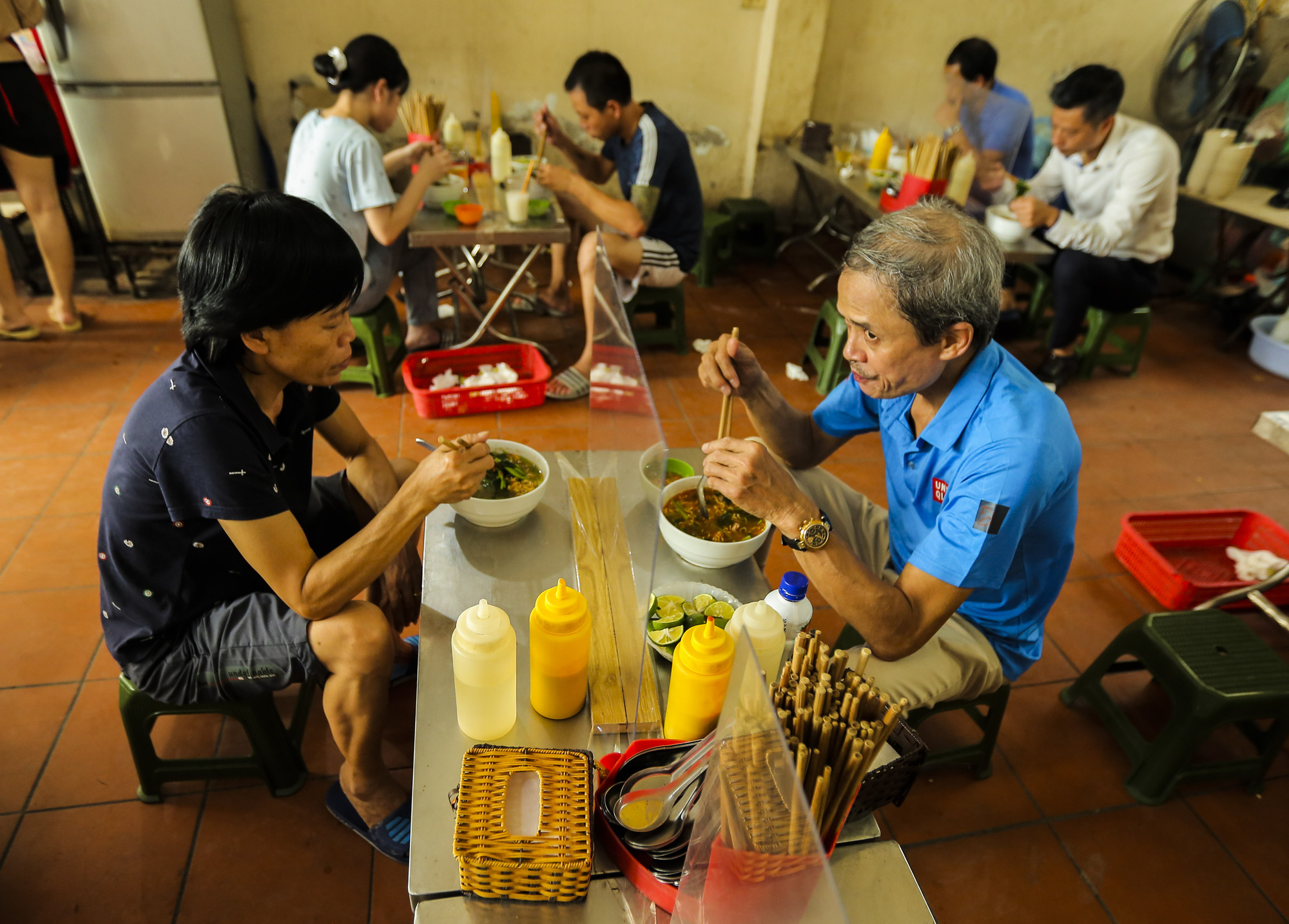 Hà Nội: Quán ăn, cà phê, tiệm tóc nhộn nhịp trong ngày đầu hoạt động trở lại - Ảnh 1.