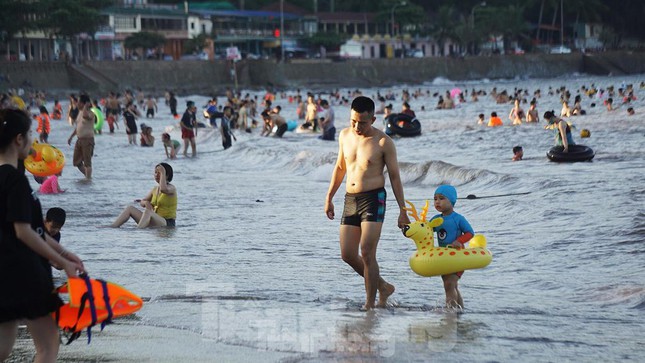 Nắng nóng kéo dài, biển Đồ Sơn chật kín người xuống tắm - Ảnh 4.