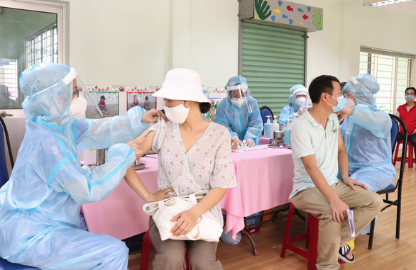 Vì sao 12 nghìn người ở TP. HCM phải hoãn tiêm vắc xin?; Phóng viên mắc Covid-19 khi đưa tin đội tuyển Việt Nam ở UAE - Ảnh 1.