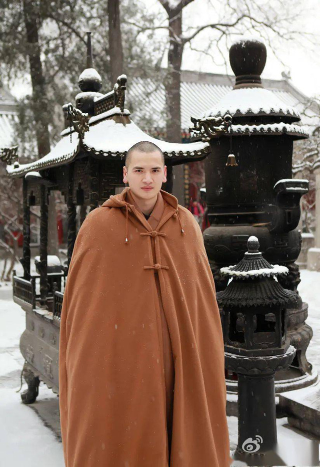 Nhà sư đẹp trai nhất Trung Quốc: Từ bỏ công việc “đáng đồng tiền bát gạo” đi tu ở tuổi 29, phiên bản đời thực của Đường Tăng! - Ảnh 1.