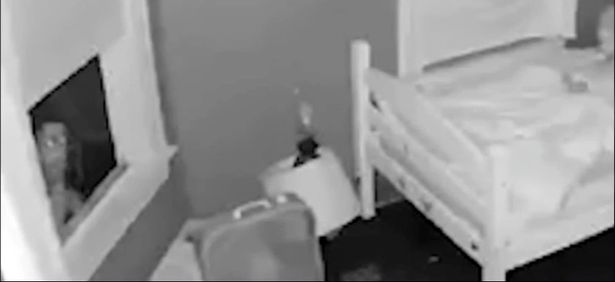 Bà mẹ đang ngủ thì cảm giác có người nhìn, kiểm tra camera xong sợ xanh mặt - Ảnh 1.