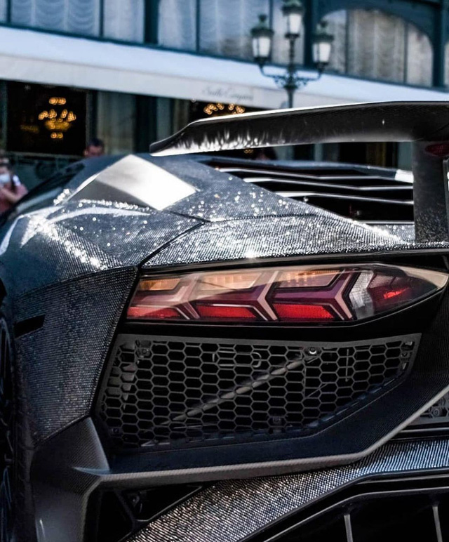 Lamborghini Aventador đính 2 triệu viên pha lê của nữ người mẫu 28 tuổi tái xuất trên đường phố - Ảnh 7.