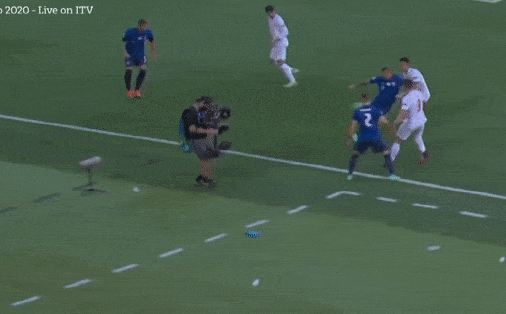 Cameraman EURO 2020 gây bão mạng với pha đánh đầu 'thần sầu'