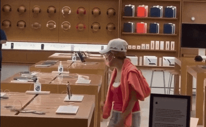 Clip: Người phụ nữ đập phá hàng loạt iPhone, MacBook đắt tiền trong Apple Store vì giận dỗi bộ phận CSKH