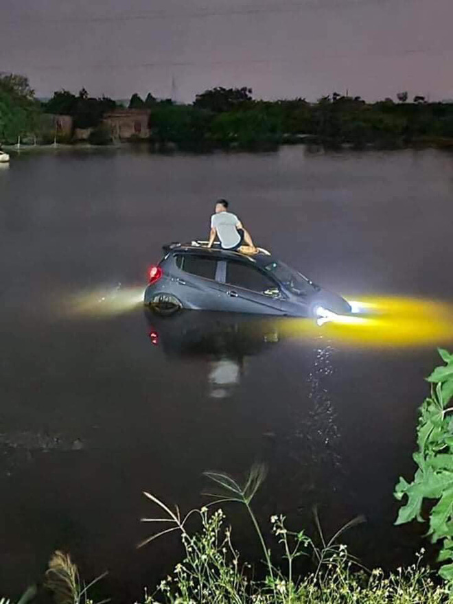 VinFast Fadil nổi bất chấp, đèn sáng trưng sau vài tiếng nằm hồ, CĐM đua nhau khen xe xịn, có khả năng chống nước - Ảnh 1.