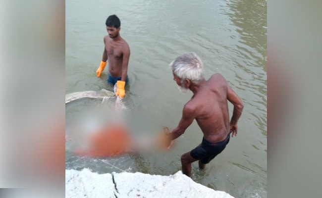 Ấn Độ: Thi thể còn nguyên ống thở oxy trên miệng trôi dạt bờ sông Hằng - Ảnh 1.