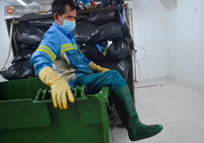 Nước mắt những công nhân thu gom rác bị nợ lương ở Hà Nội: Con nhỏ nghỉ học vì xấu hổ, người bị cụt chân mò mẫm trong rác - Ảnh 13.