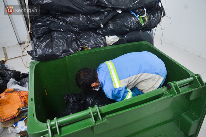 Nước mắt những công nhân thu gom rác bị nợ lương ở Hà Nội: Con nhỏ nghỉ học vì xấu hổ, người bị cụt chân mò mẫm trong rác - Ảnh 14.