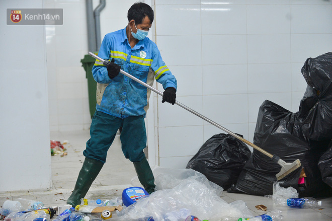 Nước mắt những công nhân thu gom rác bị nợ lương ở Hà Nội: Con nhỏ nghỉ học vì xấu hổ, người bị cụt chân mò mẫm trong rác - Ảnh 16.